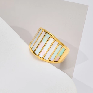 Moderne brede gouden ring met verticale inlays van wit parelmoer en gepolijste finish