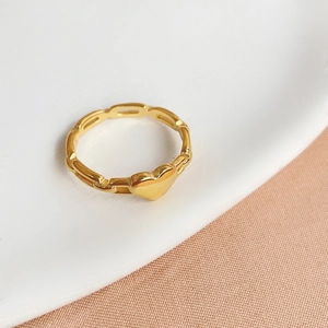 Bague dorée avec motif cœur et design chaîne évidée sur assiette en céramique