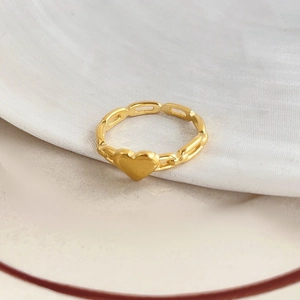 Bague en acier inoxydable doré avec motif cœur et design de chaîne ajourée sur soie