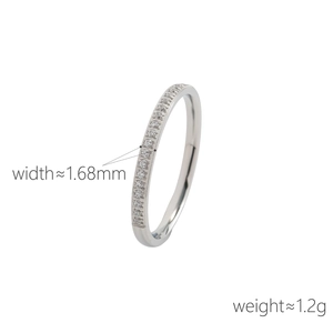 Bague en acier titane avec rangée de zircons de 1,68 mm et finition argentée élégante
