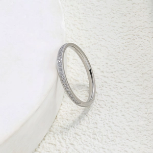Détail macro de la bague en acier titane argenté avec pavage de zircons fins