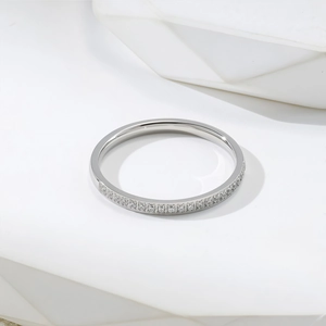 Bague minimaliste en acier titane argenté avec demi-cercle de zircons scintillants