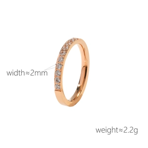 Bague en acier titane or rose avec 10 cristaux largeur 2mm et poids 2,2g