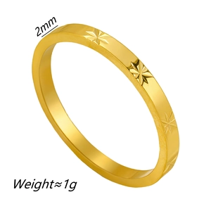 Anillo delicado de acero de titanio dorado de 2mm con patrón de estrellas grabado para mujer