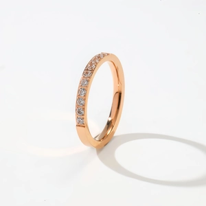 Bague élégante en acier titane or rose sertie de dix diamants étincelants en rangée