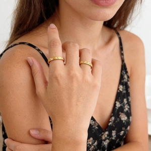 Anillo Vintage 2mm de Acero Inoxidable Grabado con Rayos de Estrella Chapado en Oro para Mujer Joyería Minimalista Corte Diamante