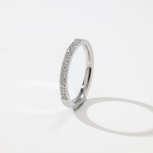 Bague éternité classique en acier titane avec cristaux scintillants sur fond blanc