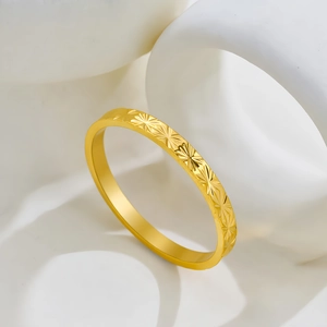 Anillo de acero de titanio dorado pulido con grabado de rayos de sol para mujer