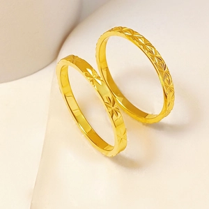 Detalle de patrones de estrellas grabados en anillos apilables de acero de titanio