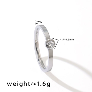 Dettaglio dell'anello in titanio argento 2mm con zircone rotondo da 4,5mm a castone