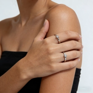 Anello minimalista in acciaio al titanio argento con uno zircone rotondo sul modello