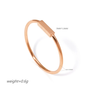 Anillo minimalista de acero de titanio chapado en oro rosa 18K con detalle rectangular