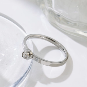 Dettaglio dell'anello in acciaio al titanio argento con zircone rotondo incastonato