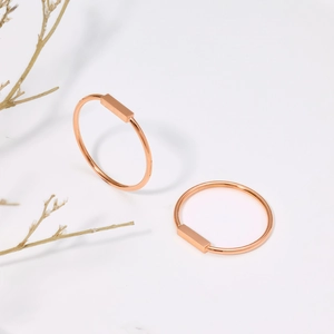 Anillo minimalista de acero inoxidable chapado en oro rosa de 18K con detalle rectangular