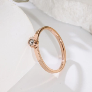 Anello minimalista in acciaio al titanio oro rosa con zircone singolo incastonato a castone
