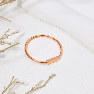 Anillo minimalista de acero inoxidable chapado en oro rosa 18K con barra geométrica