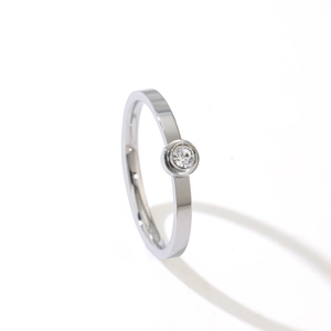 Anello in acciaio inossidabile lucido con zircone tondo a castone, stile minimal