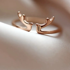 Elegante anello aperto a corna di cervo in oro rosa con finitura lucida sobria
