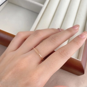 Anillo minimalista de acero inoxidable chapado en oro rosa 18K con barra rectangular plana