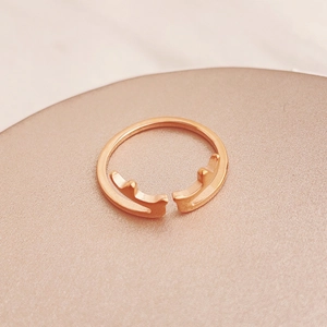 Dettaglio dell'anello regolabile con corna di cervo oro rosa su seta