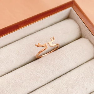 Anello a corna di renna in oro rosa lucido esposto in una scatola regalo di lusso
