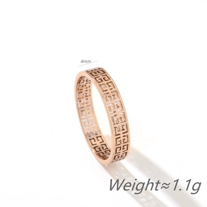 Close-up of 4mm rose gold ring with hollow geometric pattern and 1.1g lightweight design