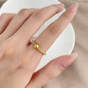 Minimalistischer goldener Perlenkettenring mit polierter Metallkugel für den Alltag