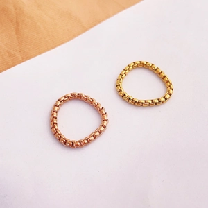 Minimalistisches Box-Kettenringe-Set in Gold und Roségold für einen modernen Look
