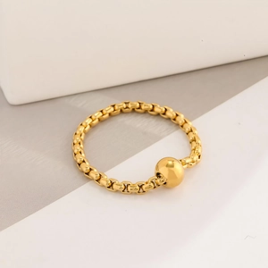 Minimalistischer goldener Kugelring mit polierter Perle im eleganten, modernen Design
