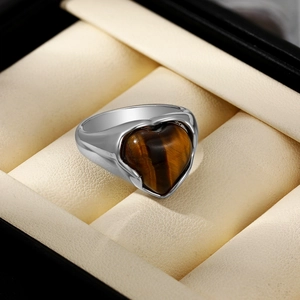 Bague en argent avec pierre œil de tigre en forme de cœur sur un écrin à bijoux