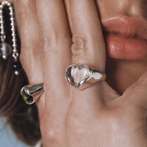 Bague en argent avec pierre en forme de cœur effet craquelé pour femme vue rapprochée