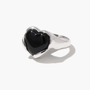 Bague argentée minimaliste avec large anneau poli et grand cristal noir en forme de cœur