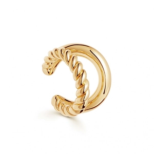 Makroaufnahme einer 14K Gold-Ohrmanschette mit gedrehtem Seil-Design und glatter Textur