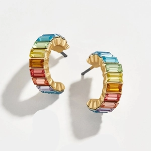 Detailaufnahme der bunten Zirkonia-Steine auf goldenen C-förmigen Ohrclips im Regenbogenstil