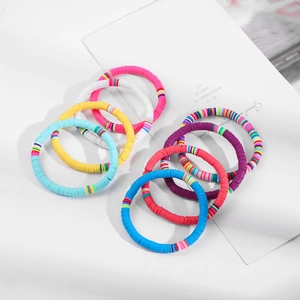Achtteiliges Bohemian-Set mit bunten Heishi-Perlen-Armbändern für den Sommer-Strandurlaub