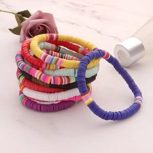 Detailansicht bunter Perlenarmbänder aus Polymer-Ton mit elastischem Stretch-Design