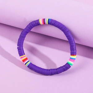 Detail eines böhmischen Heishi-Armbands aus lila Tonperlen mit bunten Akzenten und Gummizug