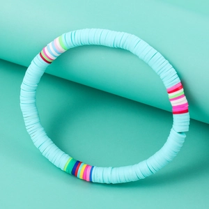 Detailansicht eines hellblauen Polymer-Ton-Heishi-Armbands im böhmischen Sommerstil