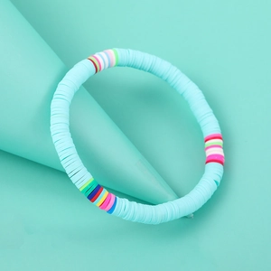 Detail von böhmischen Regenbogen-Polymer-Ton-Perlenarmbändern auf einem Kegelständer