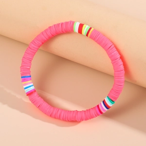 Nahaufnahme des böhmischen rosa Heishi-Perlenarmbands mit bunten Akzenten