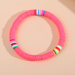 Detail eines rosa und bunten Heishi-Perlen-Armbands für den Strand-Look