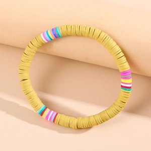 Detail eines böhmischen gelben Heishi-Armbands aus bunter Polymer-Ton-Perlen für Frauen