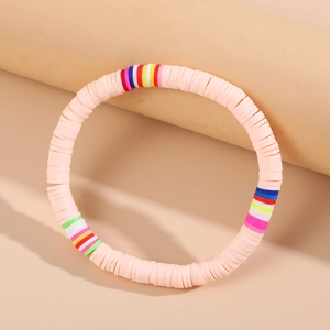 Detail eines rosa Boho-Heishi-Perlenarmbands mit bunten elastischen Akzenten