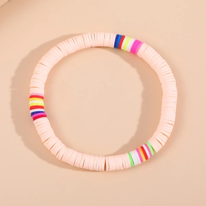 Detail von bunten Polymer-Ton-Perlenarmbändern mit elastischer Schnur auf rosa Fläche