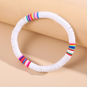 Makroaufnahme eines Boho-Heishi-Armbands aus weißen und bunten Perlen für den Sommer