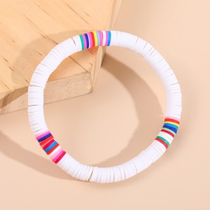 Detail eines böhmischen Heishi-Perlenarmbands mit bunten Akzenten aus Polymer-Ton