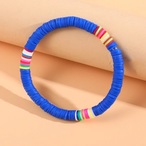 Nahaufnahme von blauem Heishi-Perlenarmband mit bunten Segmenten und Boho-Strand-Stil