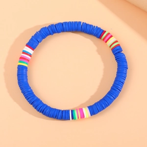 Detailansicht eines handgefertigten blauen Heishi-Perlenarmbandes mit bunten Akzenten