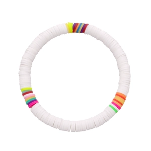 Detail von bunten Regenbogen-Heishi-Perlen aus Polymer-Ton auf einem Boho-Gummiarmband