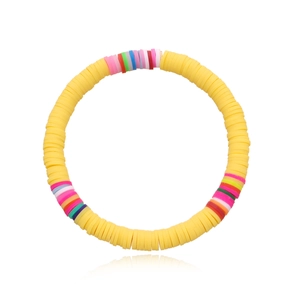 Nahaufnahme eines bunten Heishi-Perlen-Armbands aus Ton mit leuchtend gelben Akzenten